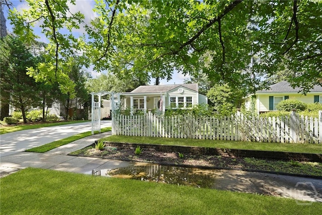 209 E 66th St, Savannah, GA 31405 - view of front facade featuring driveway