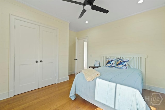 3 Palmwood Ct, Tybee Island, GA 31328 - bedroom featuring ornamental molding, light wood-type flooring, recessed lighting, ceiling fan, and a closet