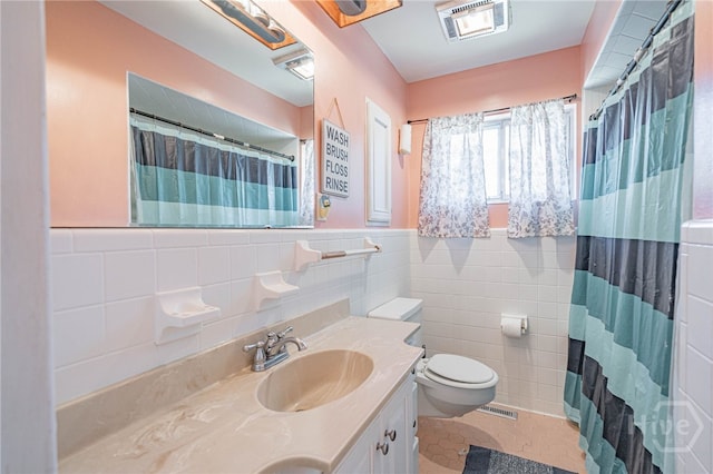 124 Drennon Dr, Jesup, GA 31545 - full bath featuring tile walls, vanity, a shower with shower curtain, wainscoting, and tile patterned flooring