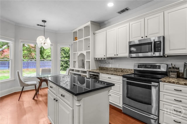 17 Hickory Grove Pt, Savannah, GA 31405 - kitchen with appliances with stainless steel finishes, open shelves, white cabinets, light wood finished floors, and a kitchen island