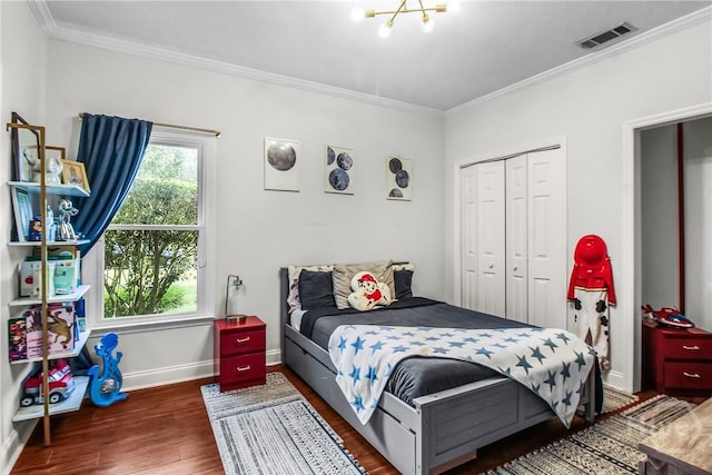 17 Hickory Grove Pt, Savannah, GA 31405 - bedroom with wood finished floors, ornamental molding, a closet, and a chandelier