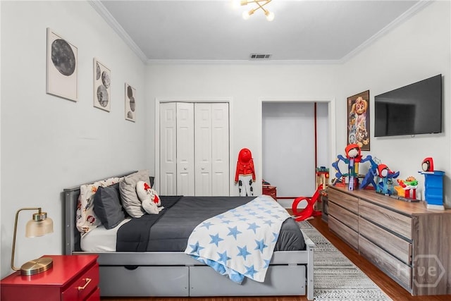 17 Hickory Grove Pt, Savannah, GA 31405 - bedroom featuring wood finished floors, ornamental molding, and a closet