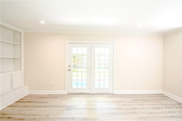 1003 Lora St, Savannah, GA 31410 - spare room with ornamental molding, light wood-type flooring, built in features, and recessed lighting
