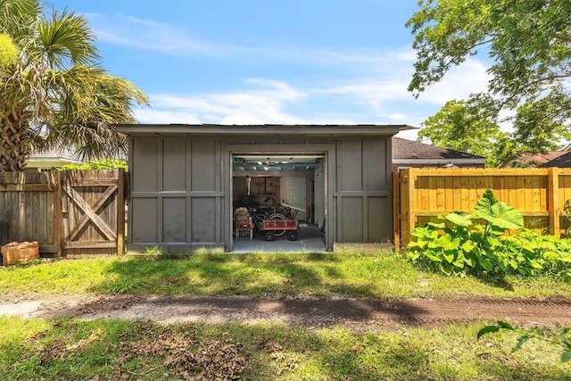 217 E 54th St, Savannah, GA 31405 - view of outdoor structure with a garage and a gate