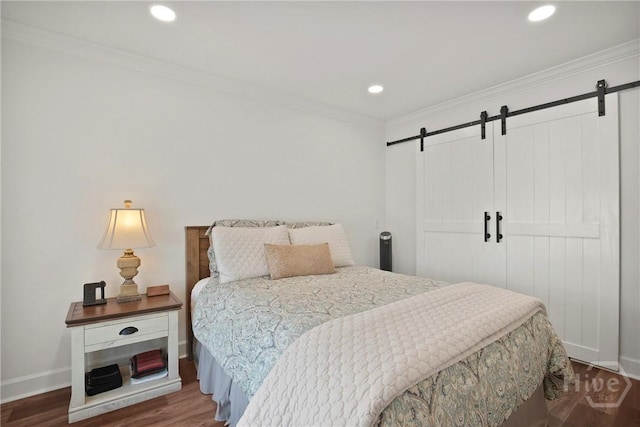 700 Wilmington Island Rd Unit T3, Savannah, GA 31410 - bedroom featuring a barn door, wood finished floors, ornamental molding, and recessed lighting
