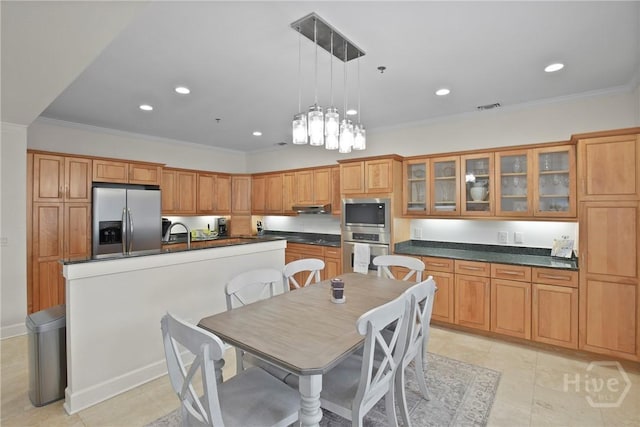 700 Wilmington Island Rd Unit T3, Savannah, GA 31410 - kitchen featuring appliances with stainless steel finishes, an island with sink, dark countertops, crown molding, and recessed lighting
