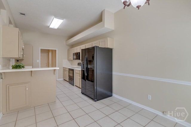 633 Greenwich Dr, Richmond Hill, GA 31324 - kitchen featuring black appliances, light countertops, a peninsula, a kitchen bar, and tasteful backsplash