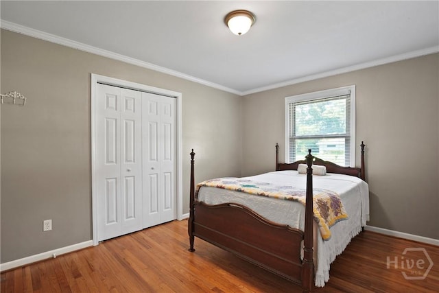 206 Devonshire Rd, Savannah, GA 31410 - bedroom featuring wood finished floors, ornamental molding, and a closet