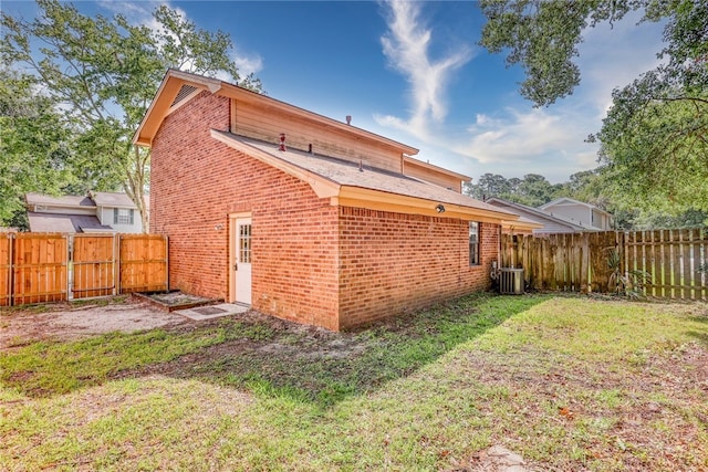 117 Fox Chase Rd, Savannah, GA 31406 - back of property featuring brick siding and a fenced backyard