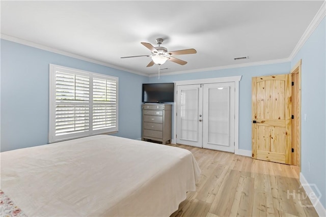 115 Coquena Cir E, Savannah, GA 31410 - bedroom with light wood-style flooring, ornamental molding, and a ceiling fan