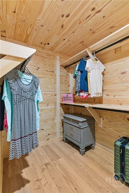 115 Coquena Cir E, Savannah, GA 31410 - walk in closet featuring wood finished floors