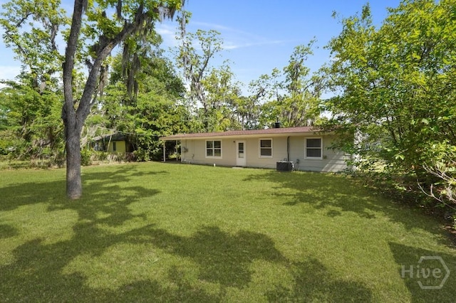 13 Hughes Ave, Savannah, GA 31406 - back of house with a lawn