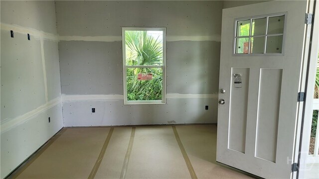 8-10 Mastick St, Savannah, GA 31404 - entrance foyer with concrete floors