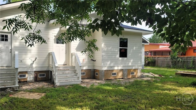 8-10 Mastick St, Savannah, GA 31404 - back of property featuring crawl space and entry steps