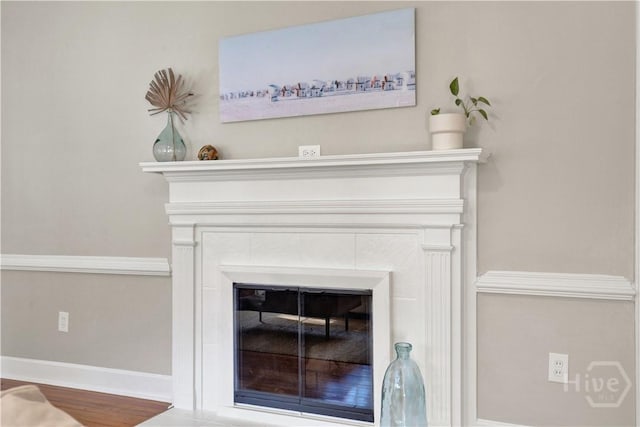 1406 E 50th St, Savannah, GA 31404 - detailed view of a glass covered fireplace and wood finished floors