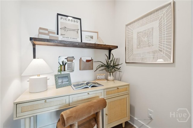 117 Mage St, Savannah, GA 31302 - office area with built in desk