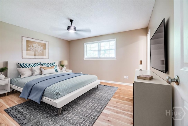 322 Suncrest Blvd, Savannah, GA 31410 - bedroom featuring light wood-style flooring, a ceiling fan, and a textured ceiling