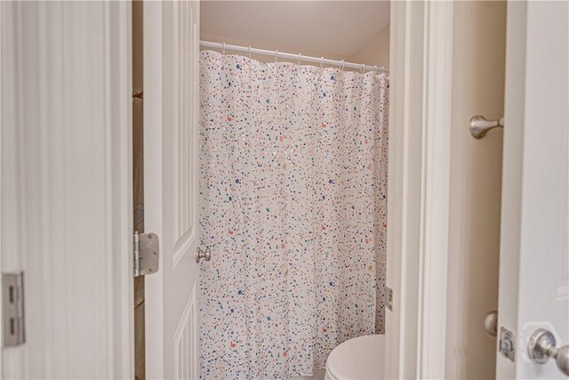 210 Windsong Dr, Richmond Hill, GA 31324 - bathroom with toilet and a shower with curtain