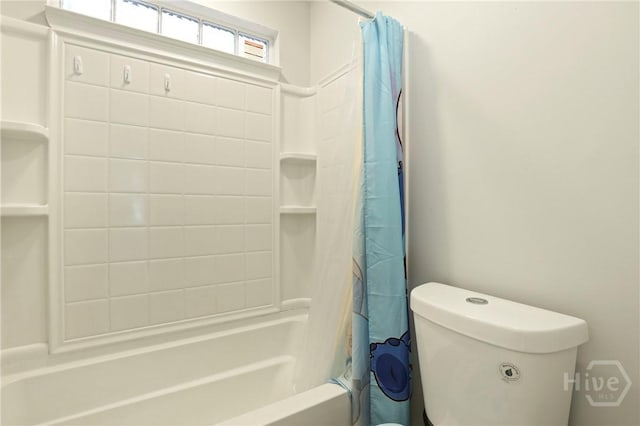 140 Kettle Creek Ln, Midway, GA 31320 - bathroom featuring shower / tub combo with curtain and toilet
