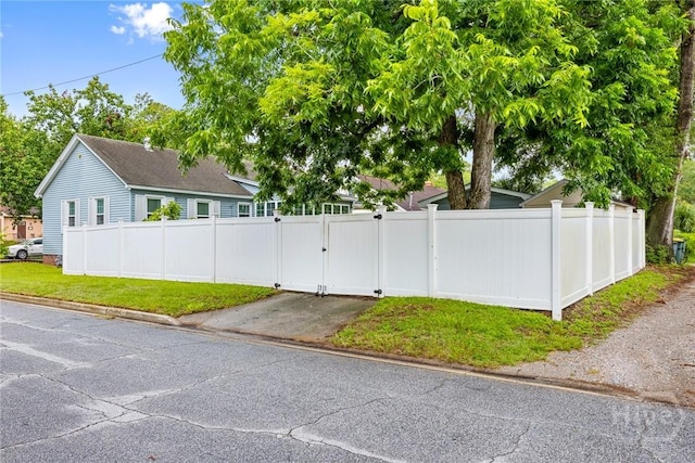 1424 E 53rd St, Savannah, GA 31404 - view of front of house with a gate