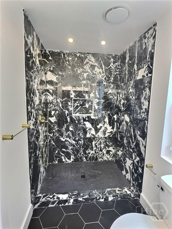13004 Canterbury Rd, Savannah, GA 31419 - full bath featuring tiled shower, an accent wall, and recessed lighting