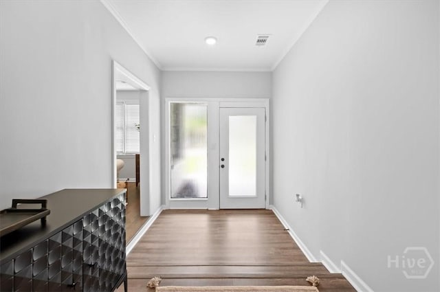 4611 Cumberland Dr, Savannah, GA 31405 - foyer entrance featuring wood finished floors and ornamental molding