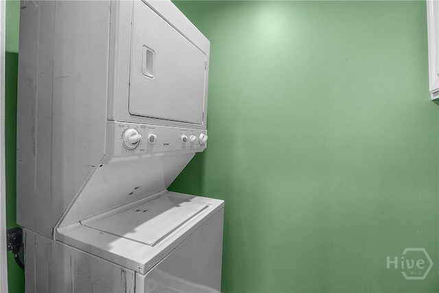 324 Elm St, Eden, GA 31307 - laundry room featuring stacked washing machine and dryer and pet washing area