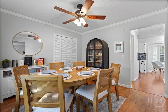 139 Marsh Edge Ln, Savannah, GA 31419 - dining area featuring a ceiling fan, light wood-style floors, and crown molding