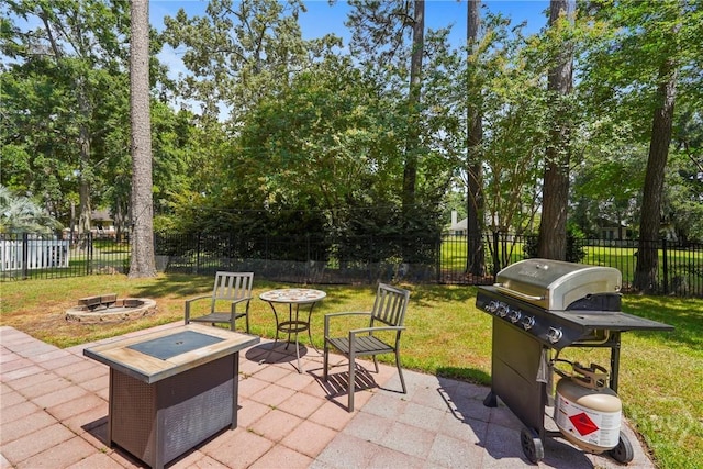 27 Heron View Ct, Richmond Hill, GA 31324 - fenced backyard featuring an outdoor fire pit, grilling area, and a patio area