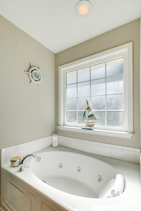 160 Wild Honey Ct, Richmond Hill, GA 31324 - full bath featuring a whirlpool tub