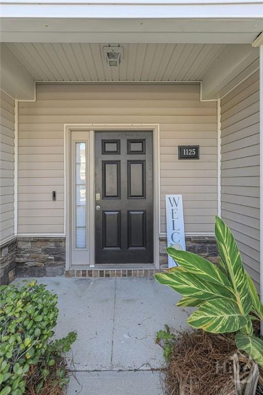 1125 Canyon Oak Loop, Richmond Hill, GA 31324 - entrance to property featuring stone siding and a porch