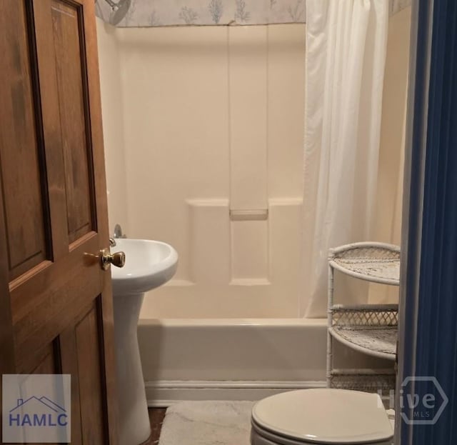485 Lake Pamona Rd, Midway, GA 31320 - bathroom featuring shower / tub combo and toilet