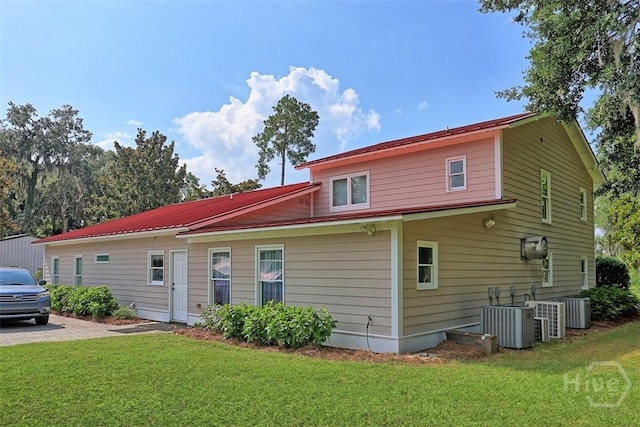 606 Rivers End Dr, Savannah, GA 31406 - back of property featuring a yard