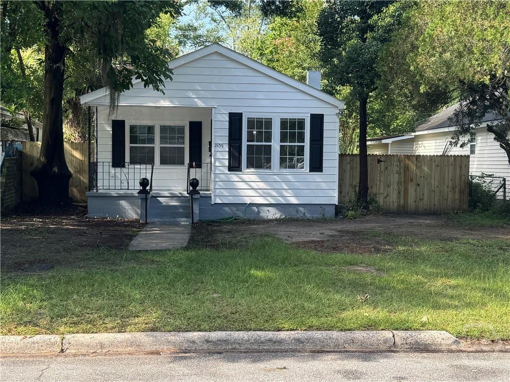 2109 E 37th St, Savannah, GA 31404 - bungalow-style house featuring a porch
