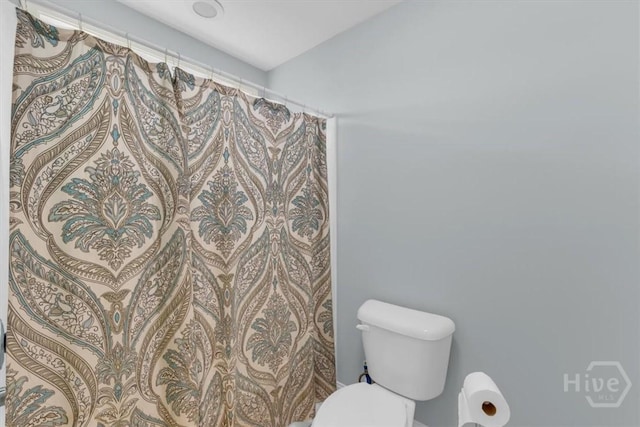 291 Kerry Dr, Richmond Hill, GA 31324 - full bathroom with toilet and curtained shower