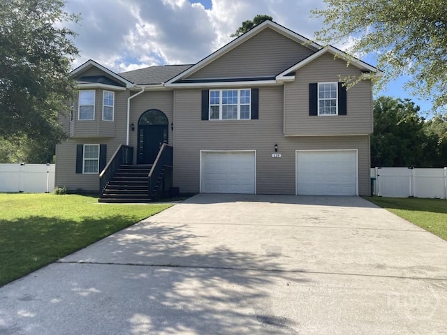 129 Ridgewood Cir, Rincon, GA 31326 - raised ranch featuring a garage, concrete driveway, and a gate