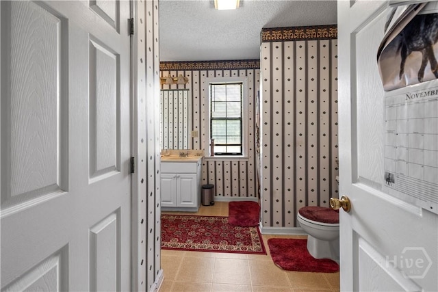 675 Foxwood Cir, Jesup, GA 31545 - full bathroom with vanity, a textured ceiling, and wallpapered walls