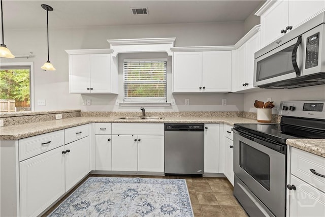 130 Whirlwind Way, Guyton, GA 31312 - kitchen featuring stainless steel appliances, white cabinetry, a peninsula, and light countertops