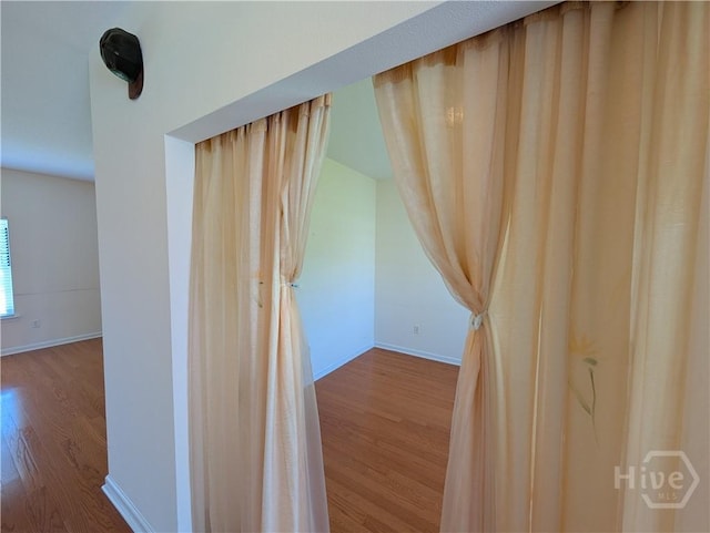 10 Evergreen Oak Dr, Richmond Hill, GA 31324 - hallway featuring wood finished floors and baseboards