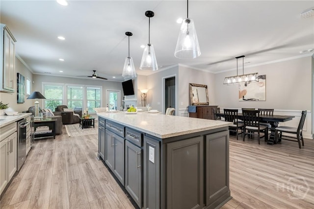 139 Harvest Hl, Pooler, GA 31322 - kitchen with gray cabinets, open floor plan, a ceiling fan, light wood-type flooring, and recessed lighting