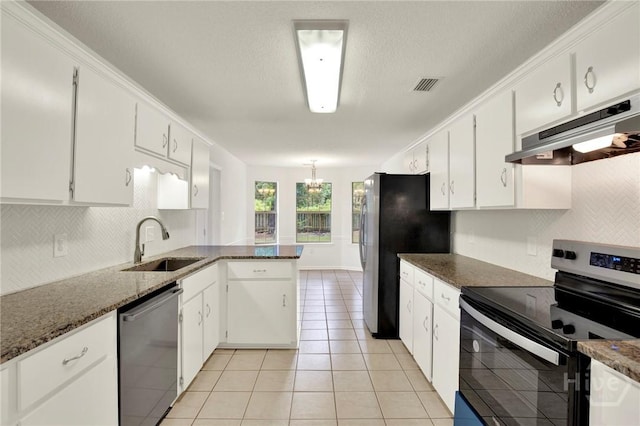 716 Greenwich Dr, Richmond Hill, GA 31324 - kitchen featuring appliances with stainless steel finishes, under cabinet range hood, a peninsula, a chandelier, and white cabinetry