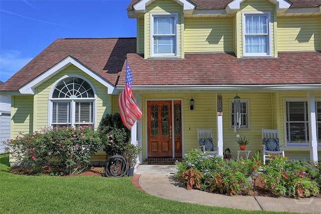114 Lakeview Ct, Savannah, GA 31406 - view of front facade with roof with shingles, a porch, and a front lawn