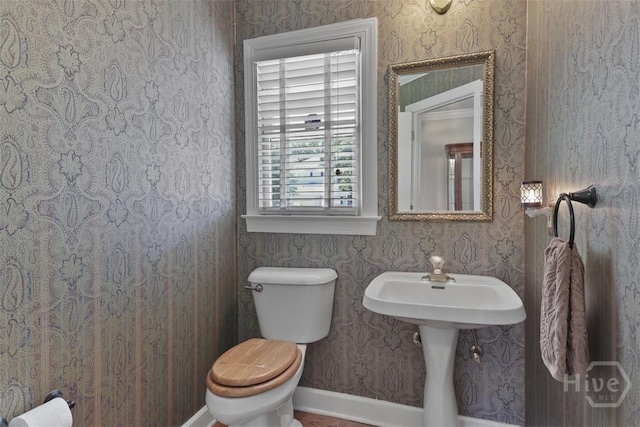 114 Lakeview Ct, Savannah, GA 31406 - half bathroom with wallpapered walls