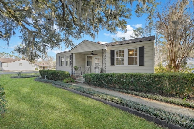 345 Magnolia St, Richmond Hill, GA 31324 - bungalow-style home featuring ceiling fan and a front lawn