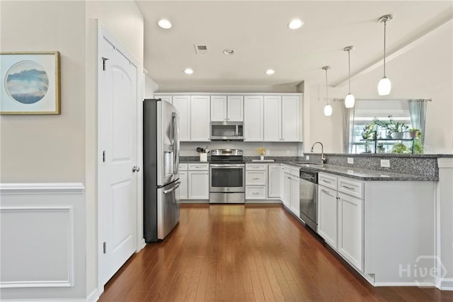 121 Belle Gate Dr, Pooler, GA 31322 - kitchen with appliances with stainless steel finishes, a peninsula, white cabinetry, pendant lighting, and recessed lighting