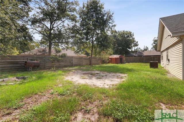 view of yard with a shed