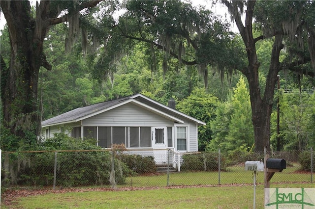 view of front of house featuring a front yard