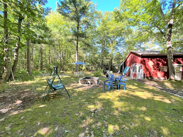 view of yard with an outdoor structure