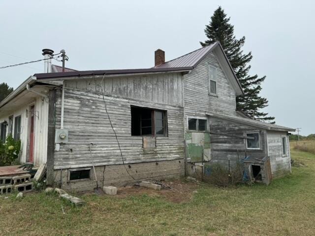 view of side of home featuring a lawn