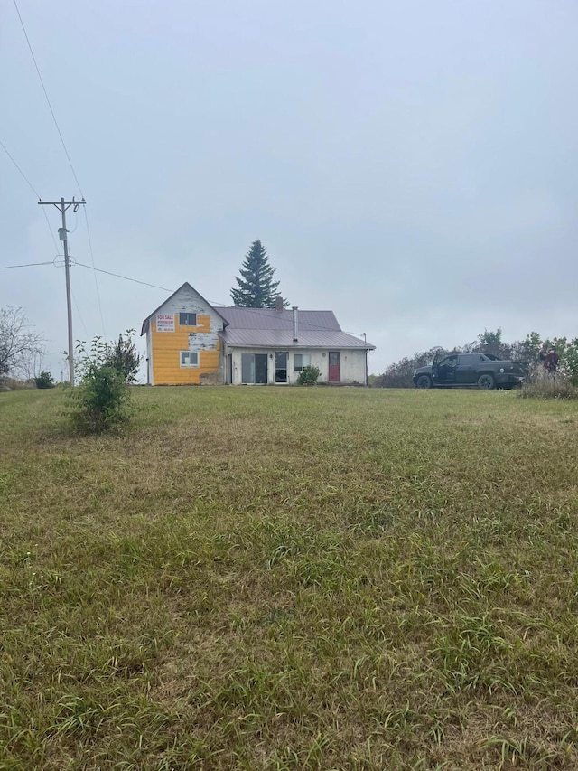 view of front of property featuring a front lawn